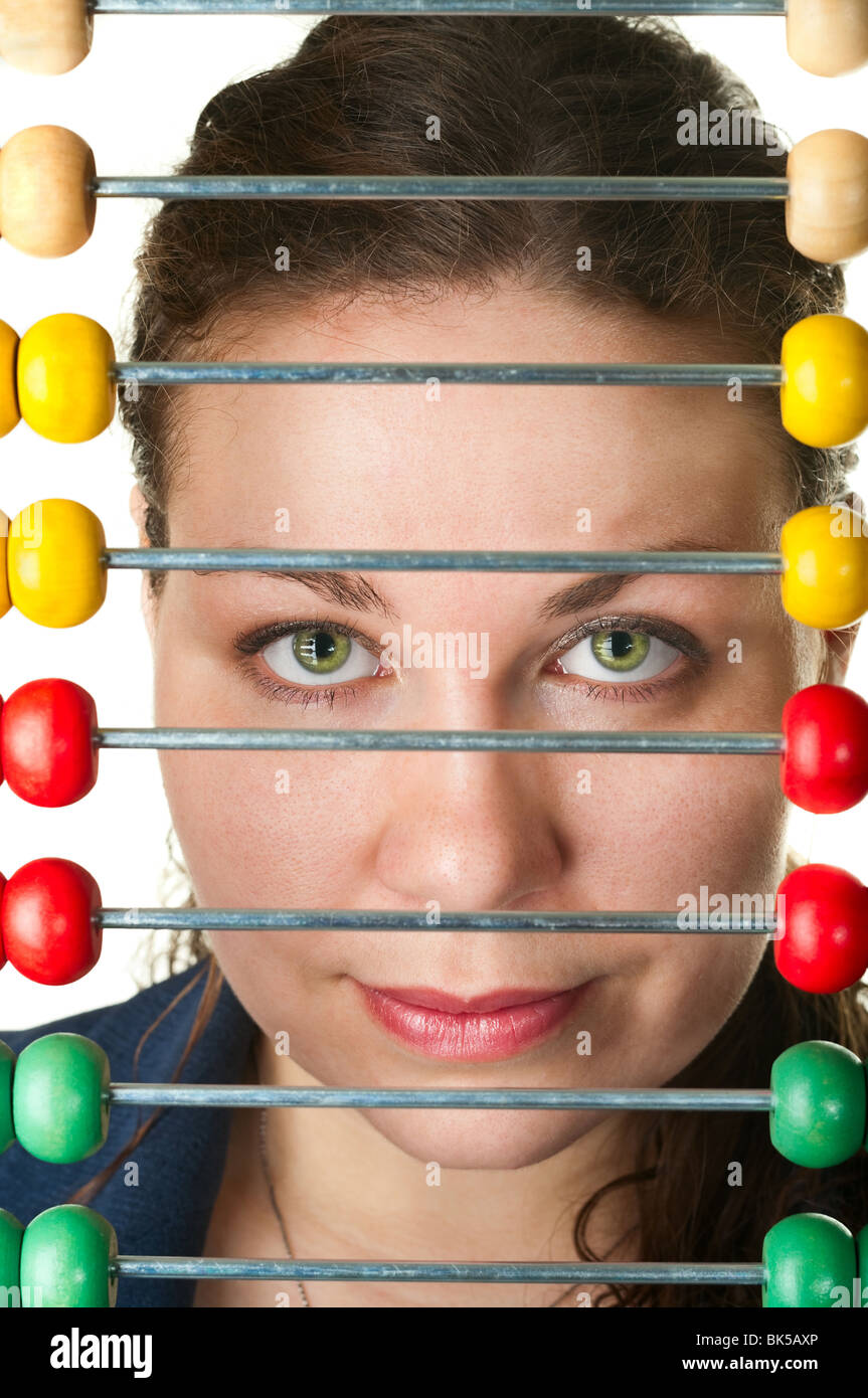 La belle femme de couleur et d'Abacus. Isolé sur fond blanc Banque D'Images