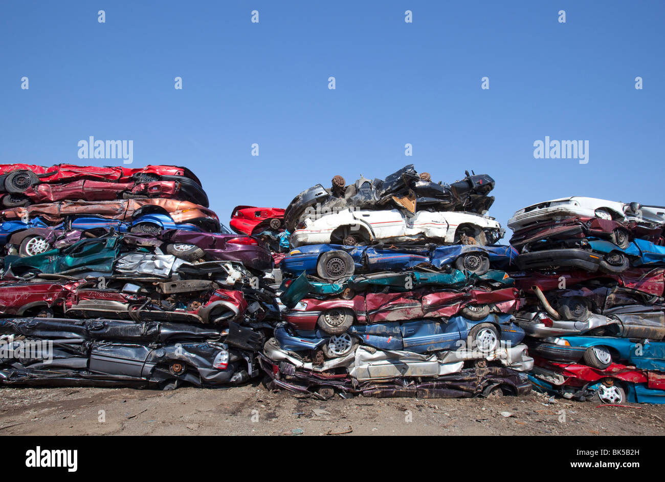 Detroit, Michigan - voitures indésirable broyé et prêt pour le recyclage à un parc à ferrailles. Banque D'Images