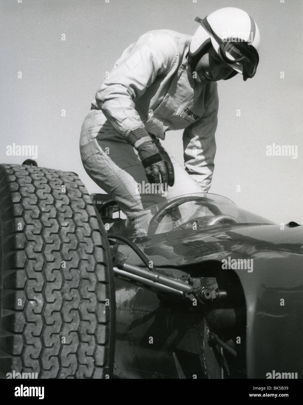 JOHN SURTEES au Maranello (Modena) AC de Ferrari lors du test de leur voiture 2500 Formule I en 1966 Banque D'Images