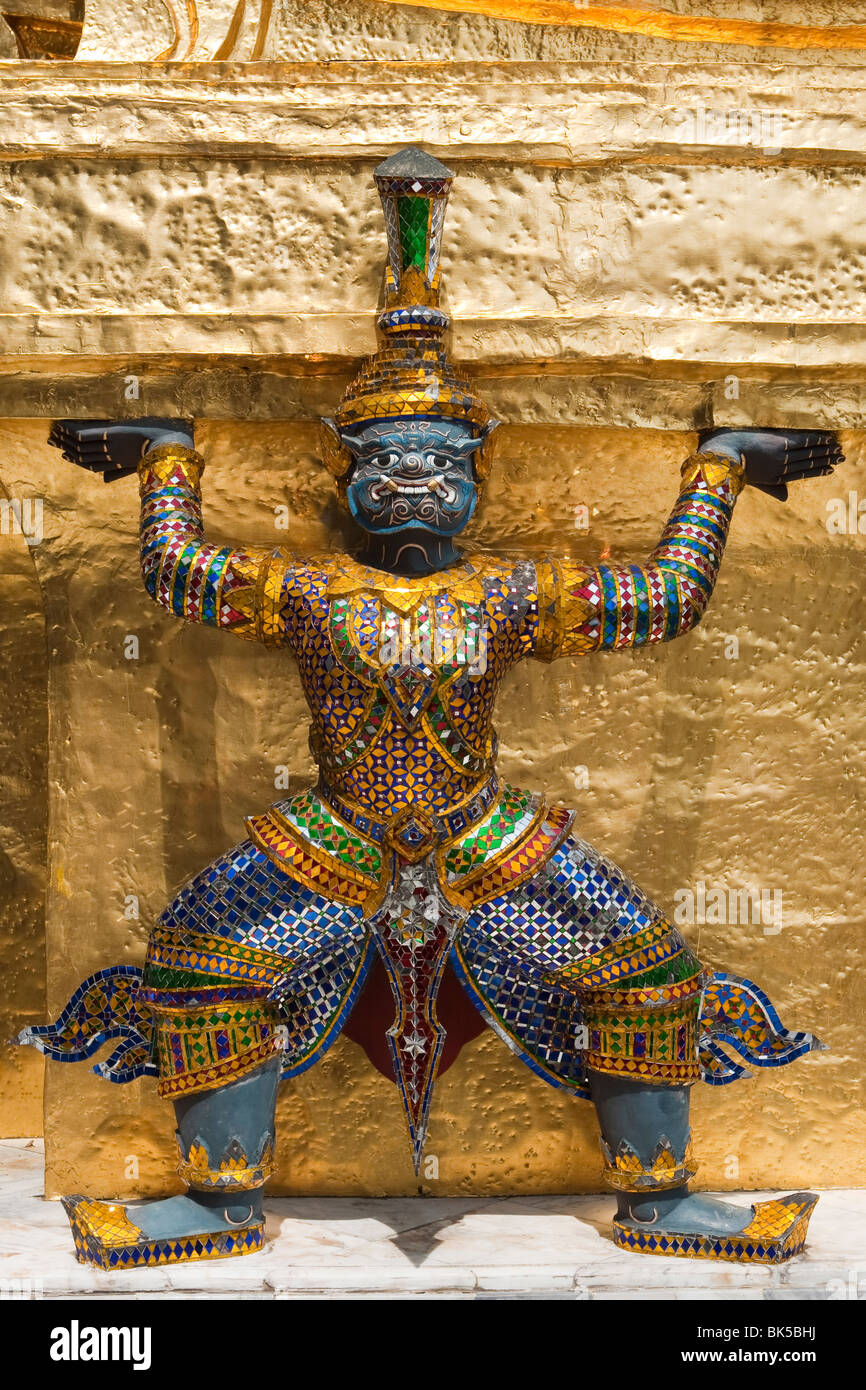 Figurine dorée temple Wat Phra Kaew, dans le Grand Palace, Bangkok, Thaïlande. Banque D'Images Figurine dorée temple Wat Phra Kaew, dans le Grand Palace, Bangkok, Thaïlande. Banque D'Images