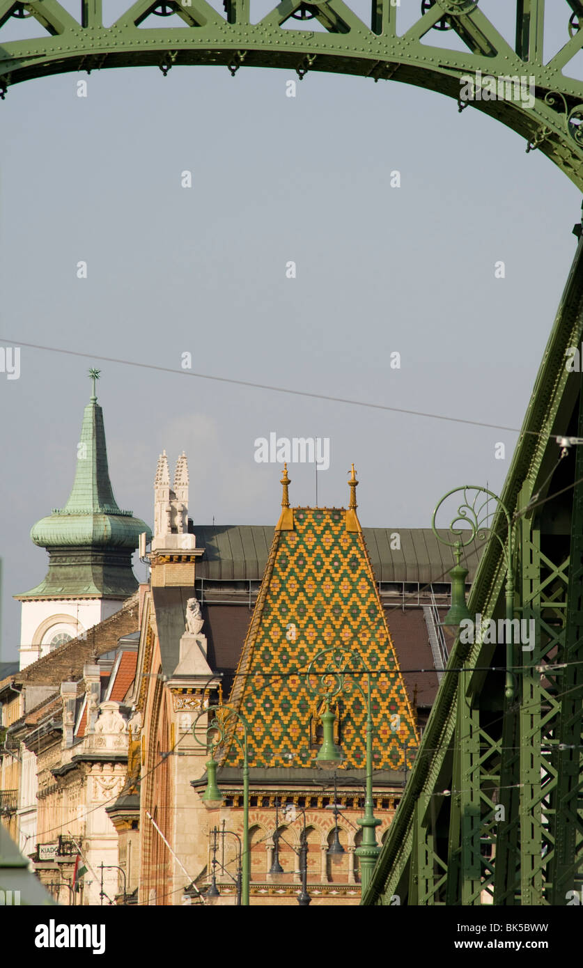 Une vue sur le côté Pest de Budapest, y compris la Grande Halle, Budapest, Hongrie, Europe Banque D'Images