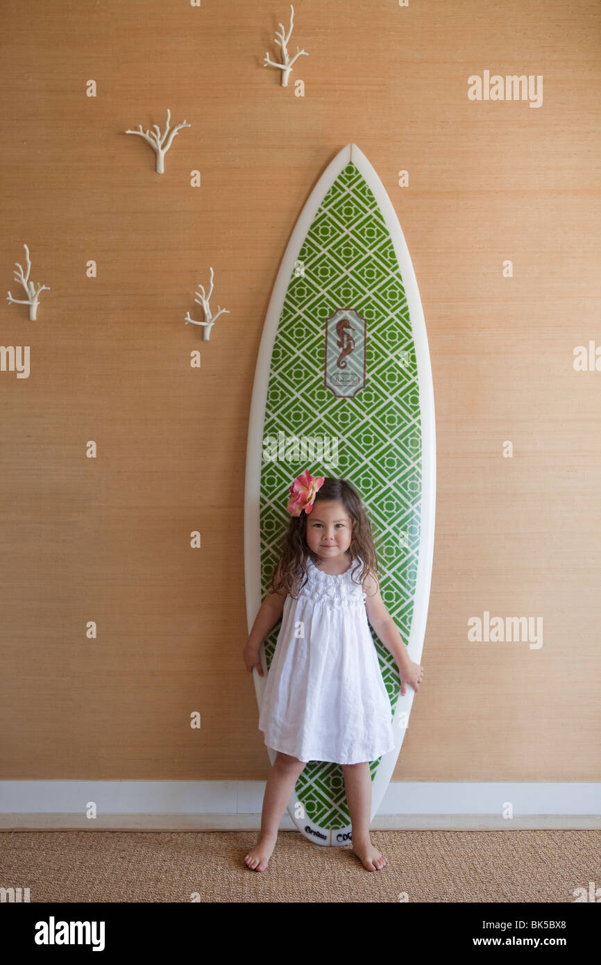 Girl in white dress posing in front of surf Banque D'Images