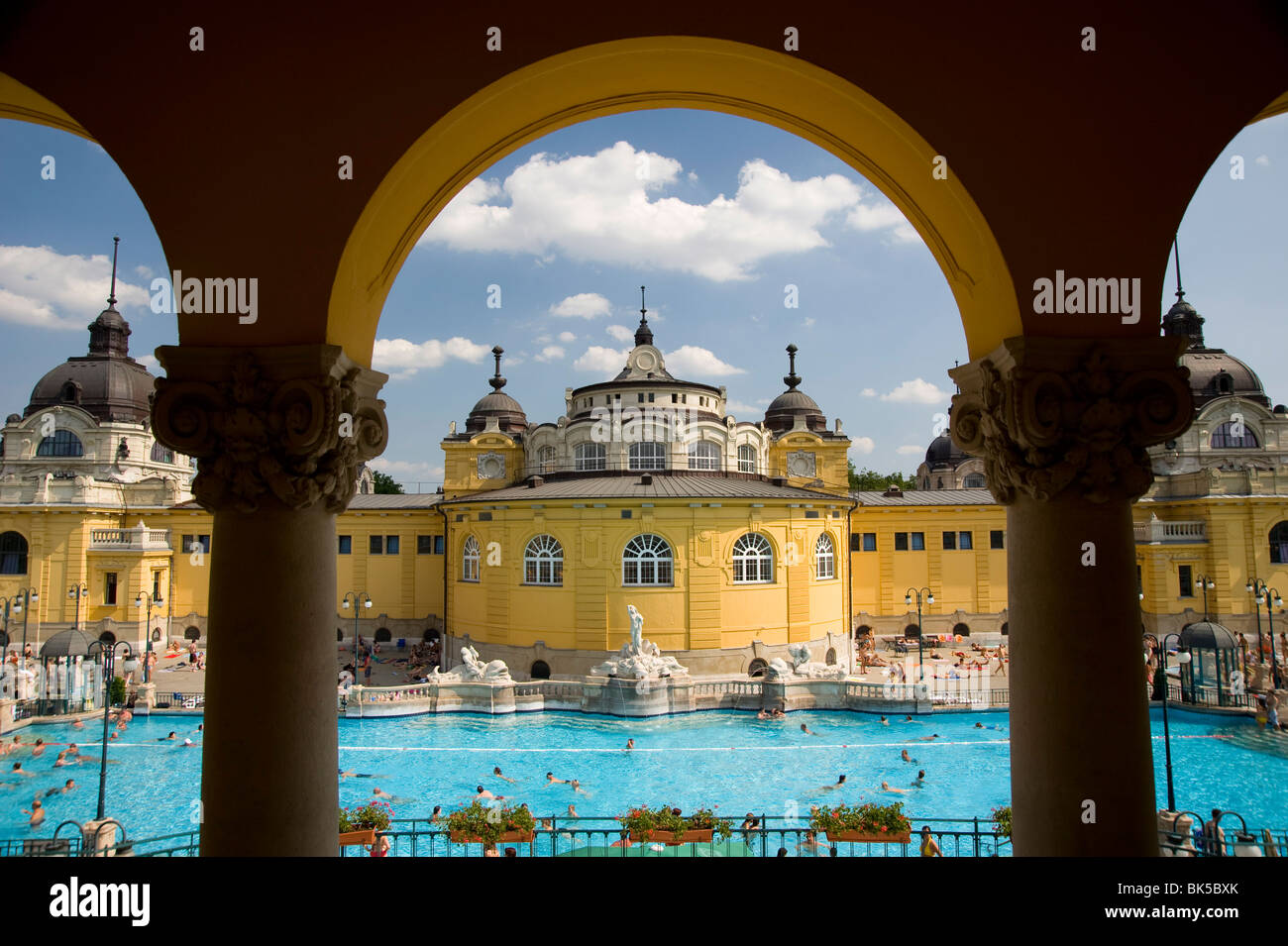 Les bains de Szechenyi un jour d'été à Budapest, Hongrie, Europe Banque D'Images