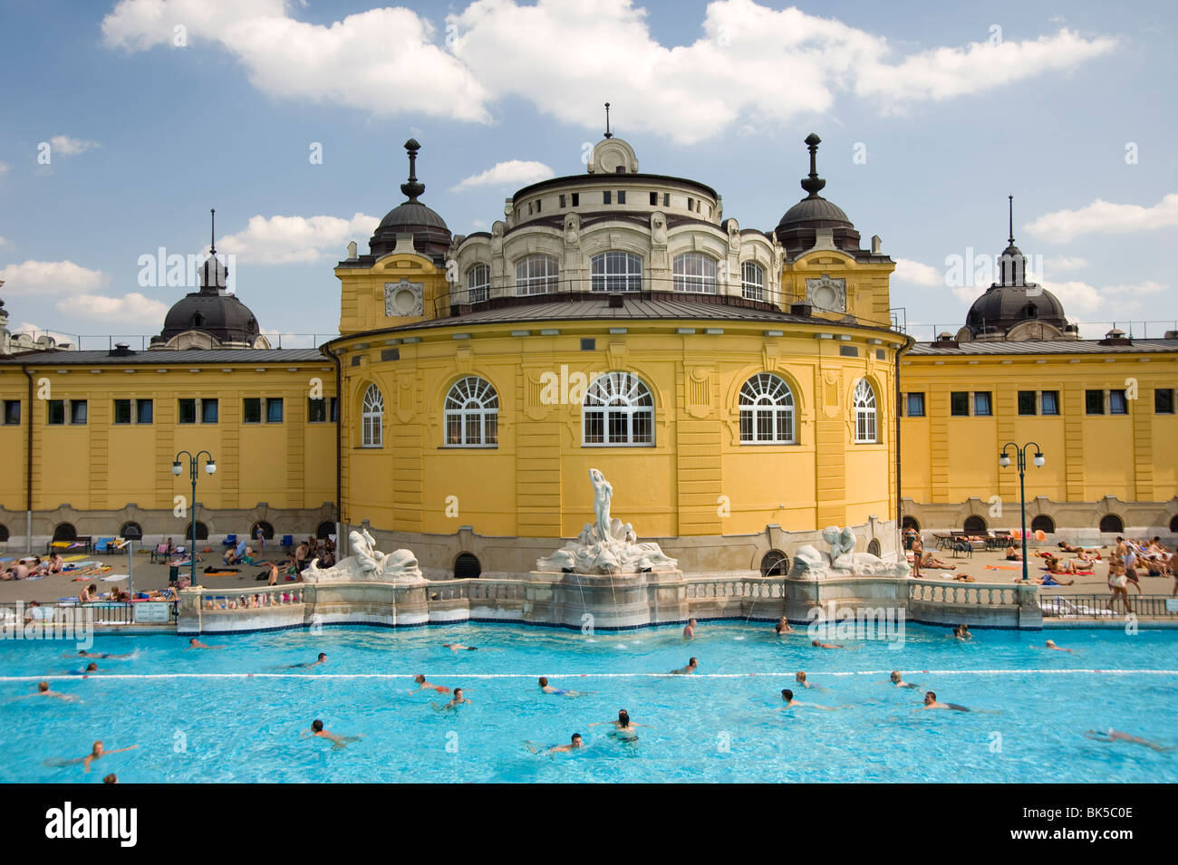 Les bains de Szechenyi un jour d'été, Budapest, Hongrie, Europe Banque D'Images