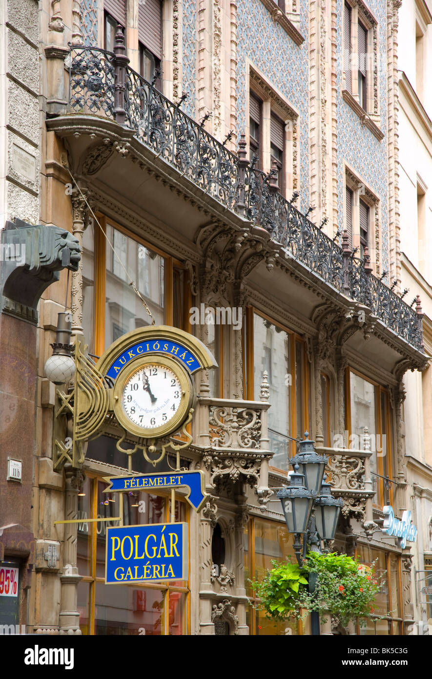 La façade d'un bâtiment dans la rue Vaci, une zone piétonne et commerçante dans le côté Pest de Budapest, Hongrie, Europe Banque D'Images