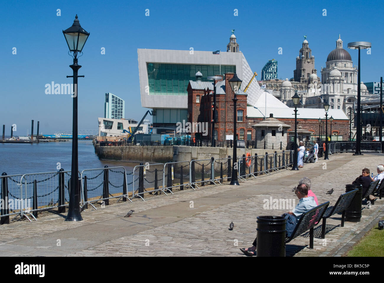 Vue de l'Albert Dock, vers le nouveau Musée de Liverpool et les Trois Grâces, Liverpool, Merseyside, England, United Kingdom Banque D'Images