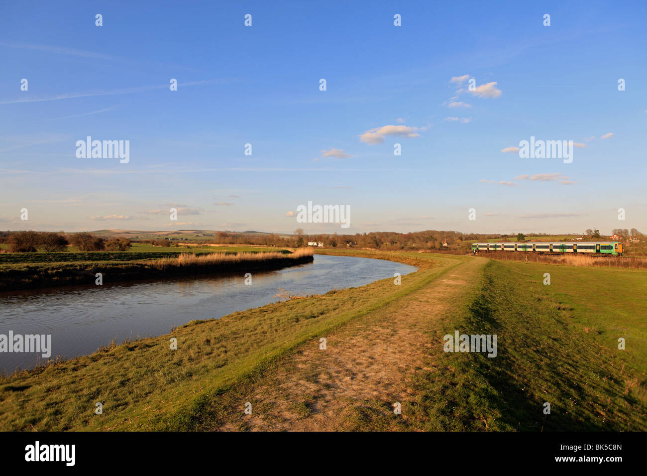 United Kingdom West Sussex arundel un train par la rivière Arun Banque D'Images