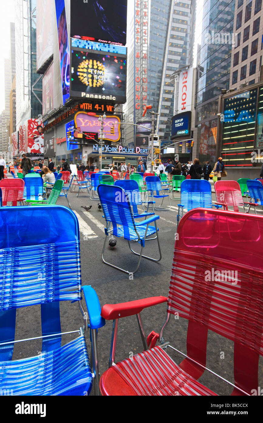 Chaises de jardin dans la zone piétonne de Times Square, Manhattan, New York City Banque D'Images