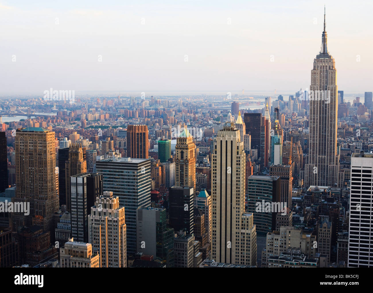 Empire State Building et Manhattan cityscape en fin d'après-midi, lumière, New York City, New York, États-Unis d'Amérique Banque D'Images