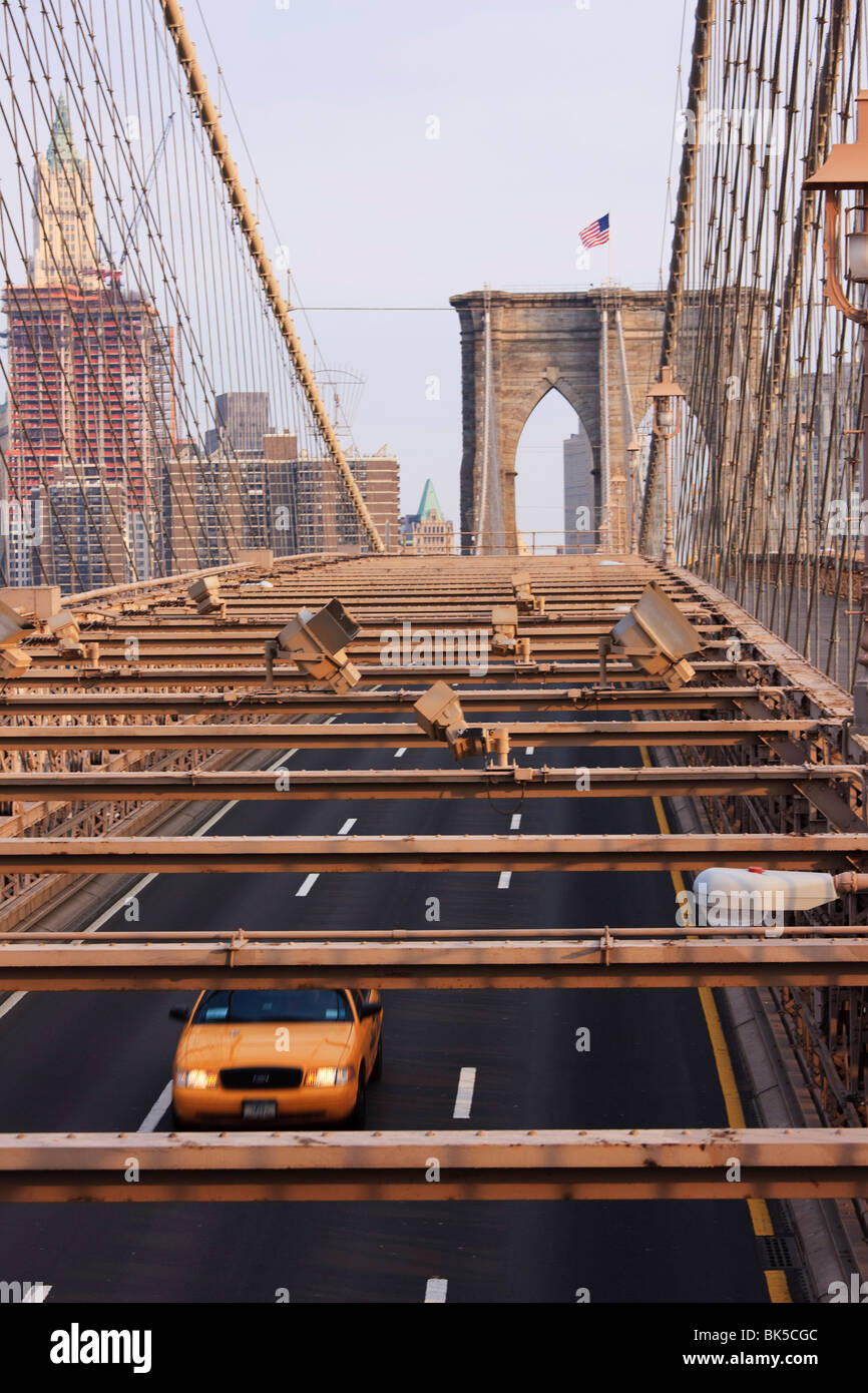 Traversée de taxi Pont de Brooklyn, New York City, New York, États-Unis d'Amérique, Amérique du Nord Banque D'Images