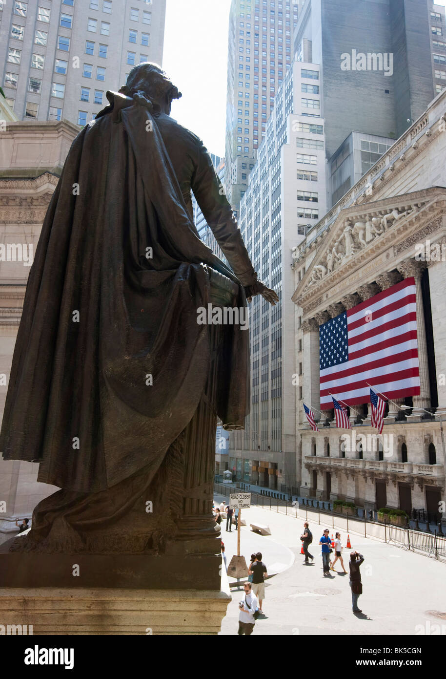 Statue de George Washington en face de Federal Hall, Wall Street, avec la Bourse de New York, Manhattan NYC,derrière Banque D'Images