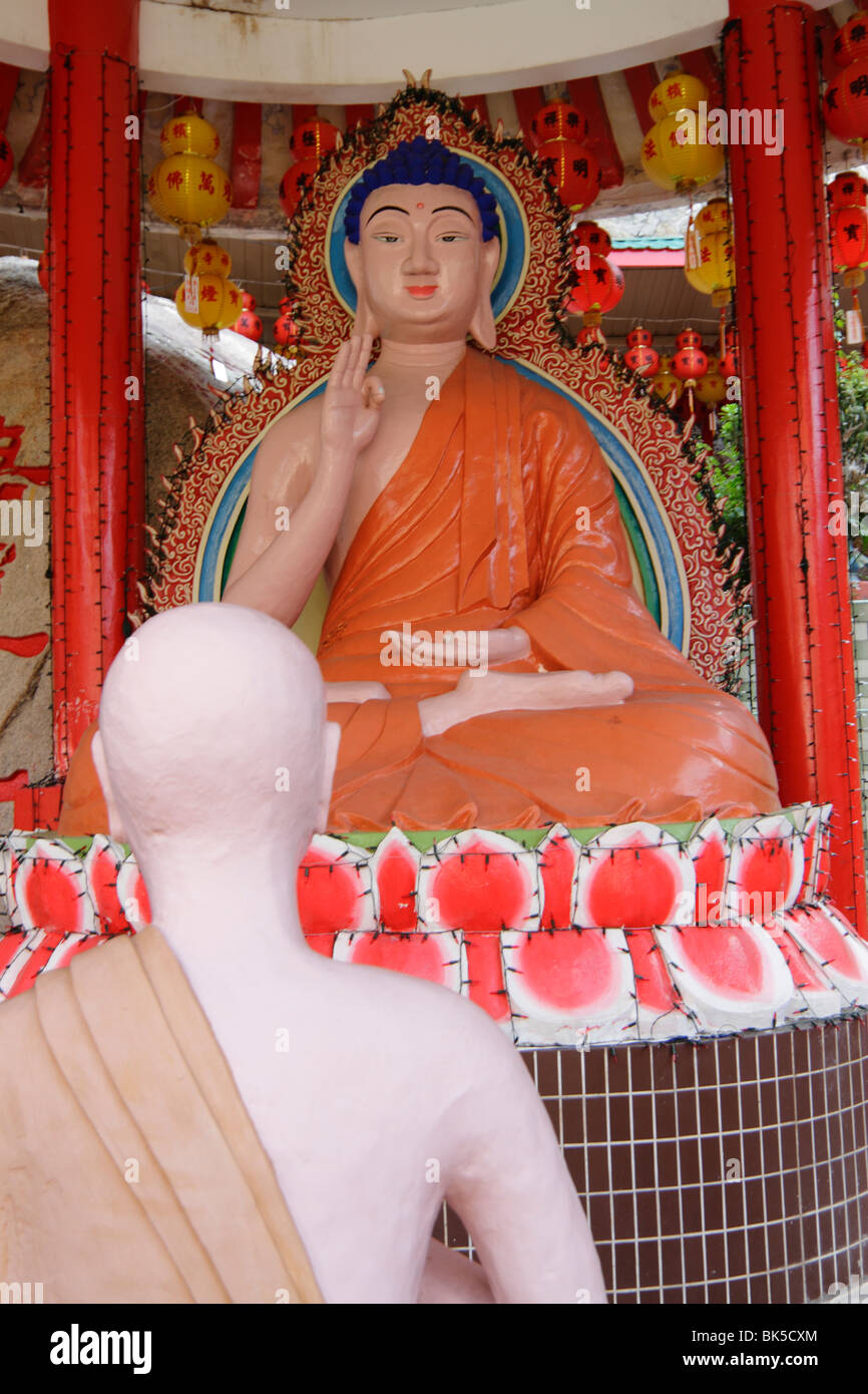 Statue de Bouddha et ses disciples au Temple de Kek Lok Si à Penang, Malaisie Banque D'Images