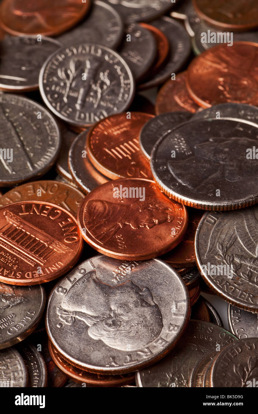 Arrière-plan de loose change avec les pièces d'un cent, 5 cents, 10 cents, et de logements Banque D'Images