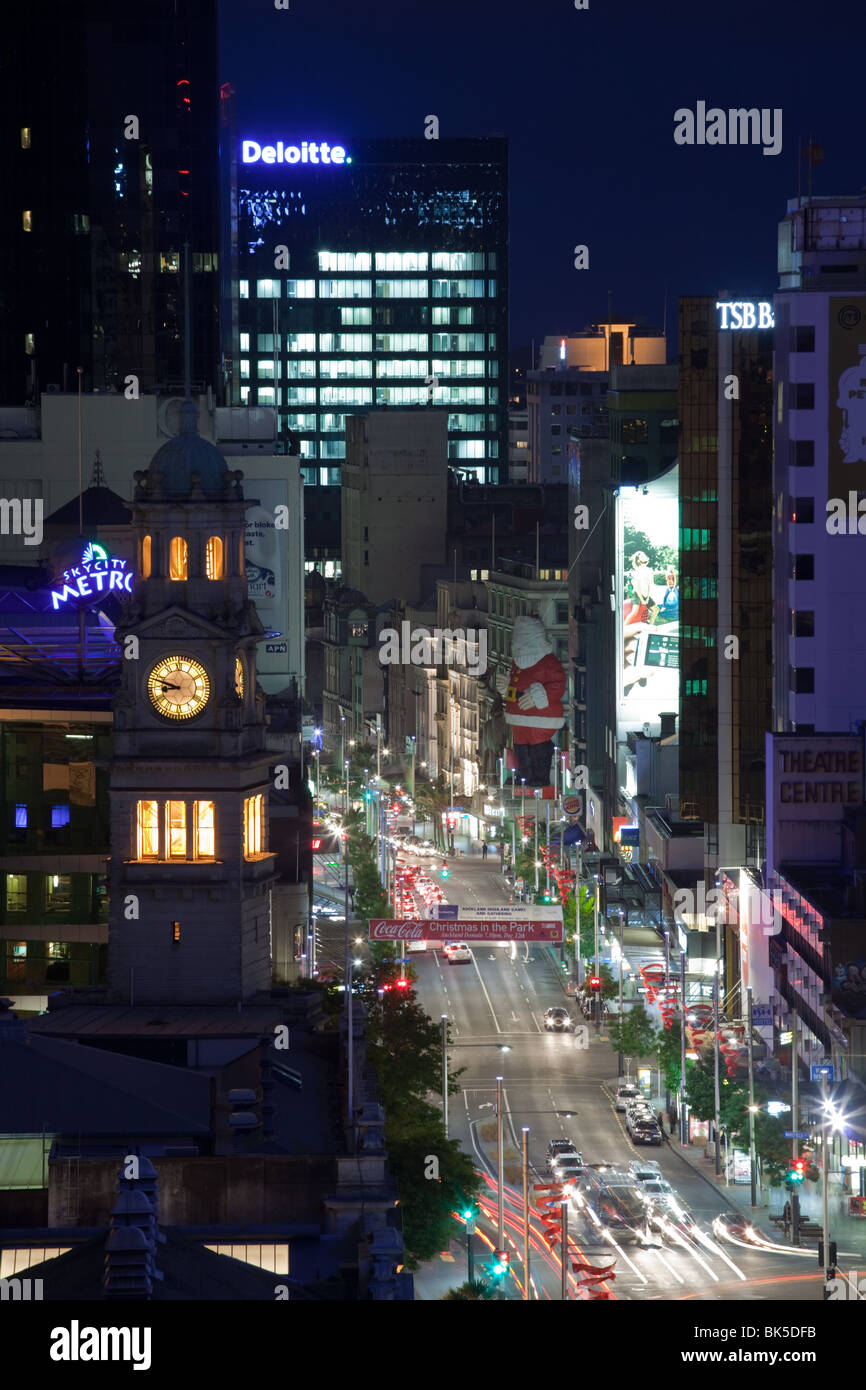 Queen Street la nuit, la rue principale d'Auckland. Banque D'Images