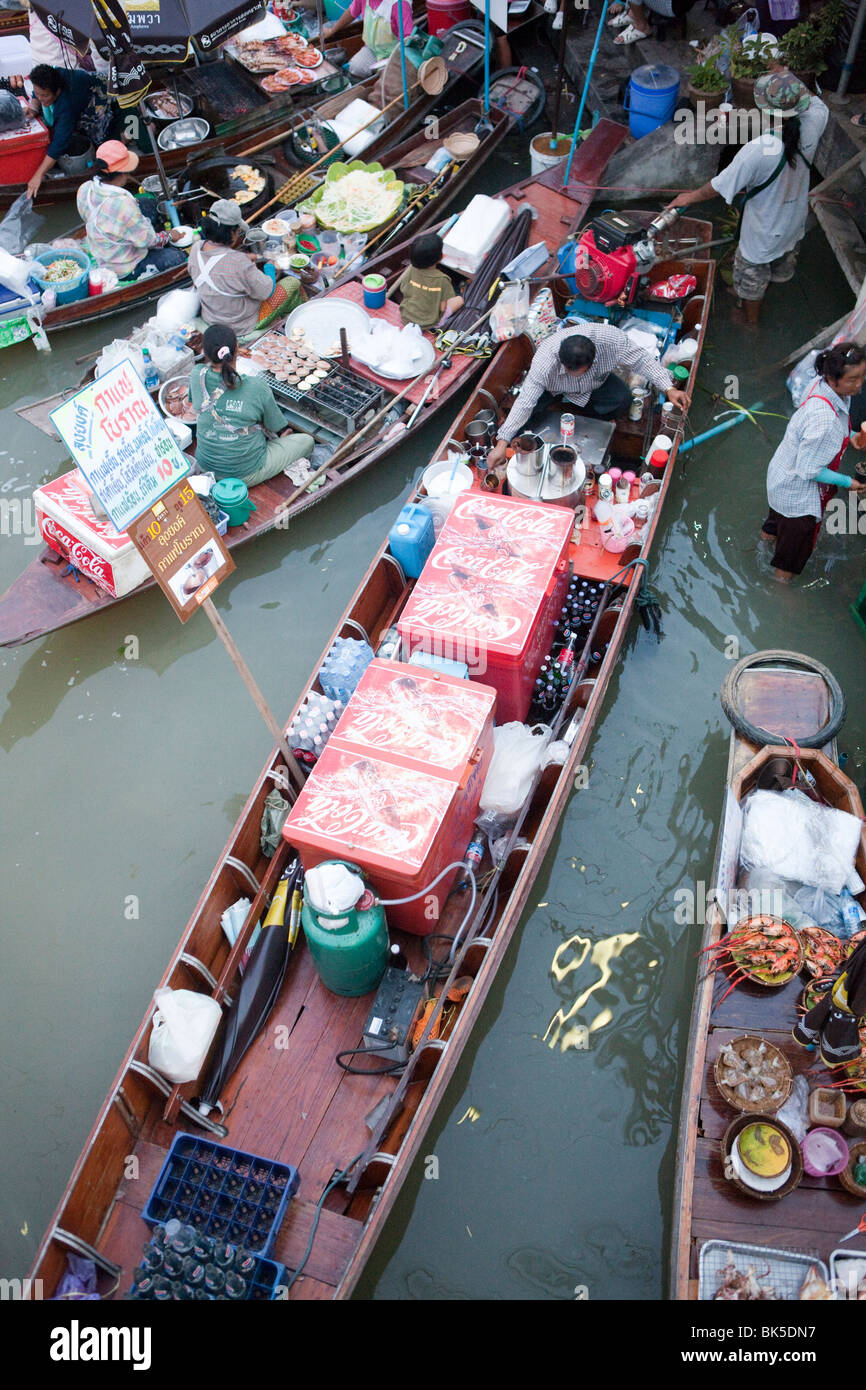 Les bateaux traditionnels dans un marché flottant près de Bangkok Banque D'Images