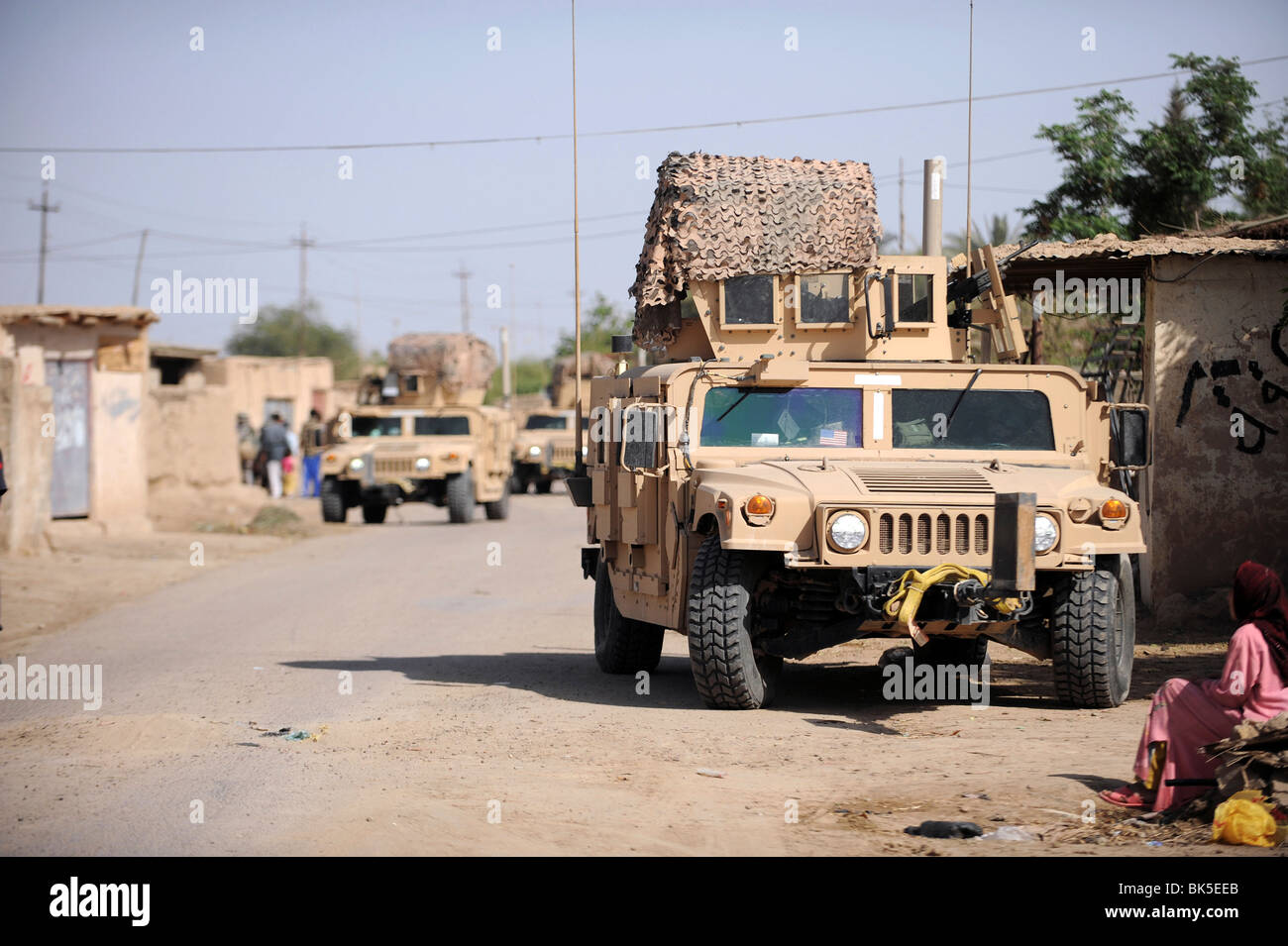 Humvees conduite sécurité lors d'une patrouille dans le village de l'ATEI Abo, l'Iraq Banque D'Images