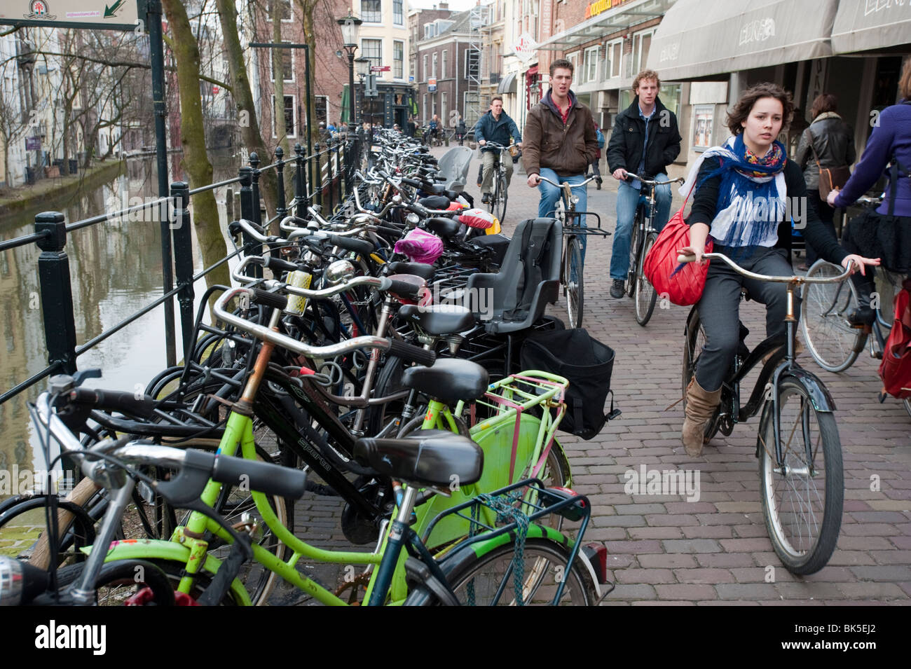 Nombreux vélos sur rue à côté canal, dans le centre de Utrecht aux Pays-Bas Banque D'Images