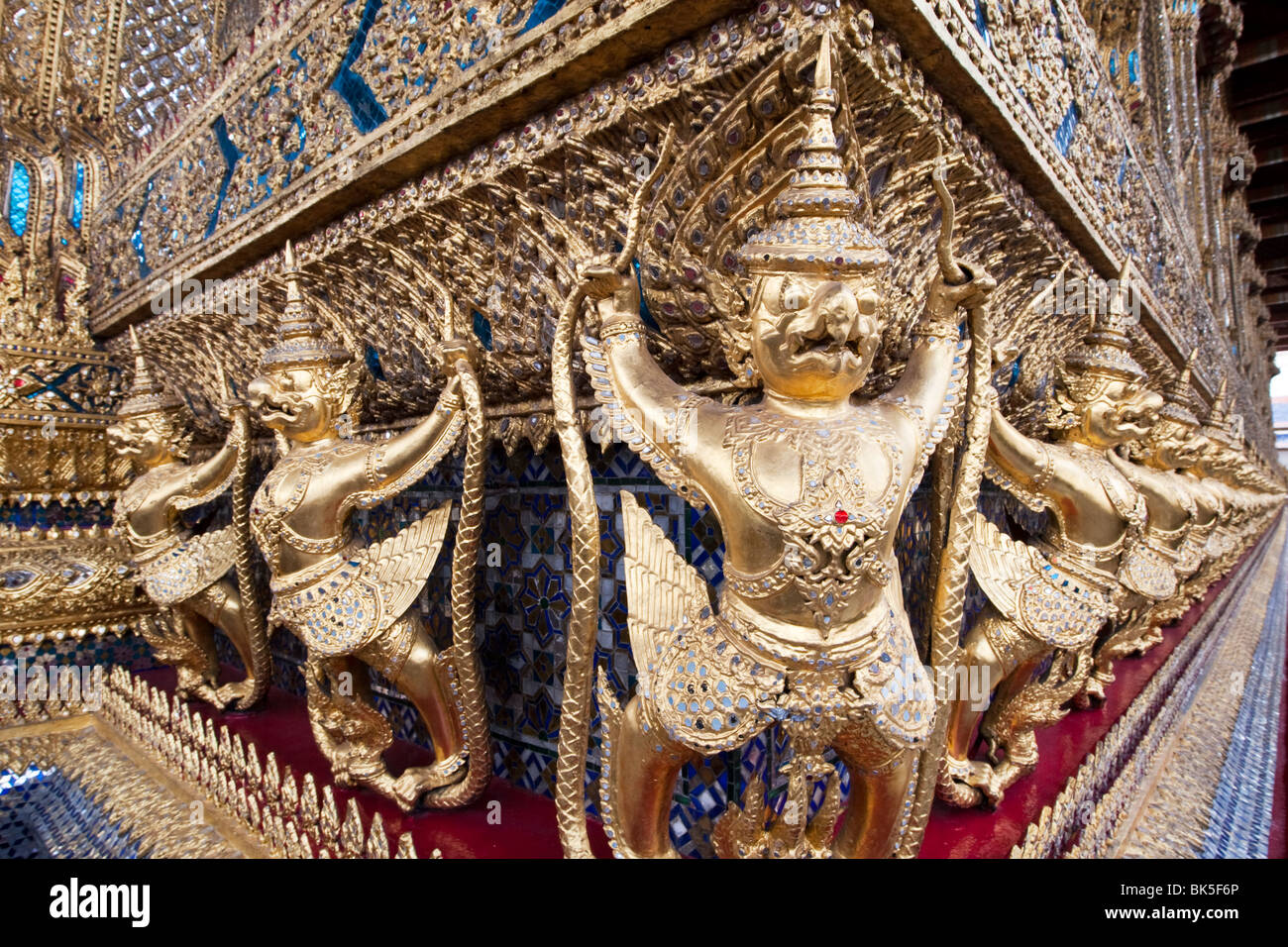Chiffres dorés décoratifs temple Wat Phra Kaew, dans le Grand Palace, Bangkok, Thaïlande. Banque D'Images Chiffres dorés décoratifs temple Wat Phra Kaew, dans le Grand Palace, Bangkok, Thaïlande. Banque D'Images