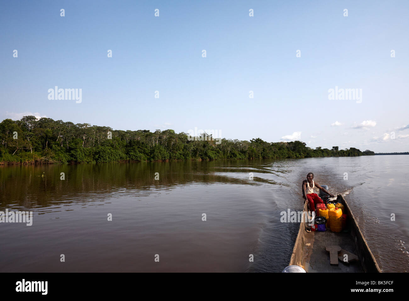 Une pirogue sur le fleuve Congo, République démocratique du Congo, l'Afrique Banque D'Images