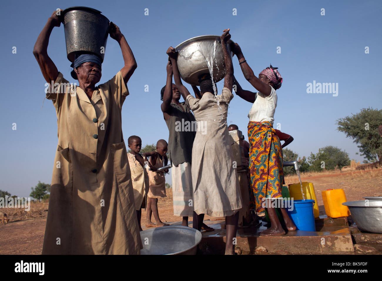 Recueillir de l'eau villageois près de Nandom, Ghana, Afrique de l'Ouest, l'Afrique Banque D'Images