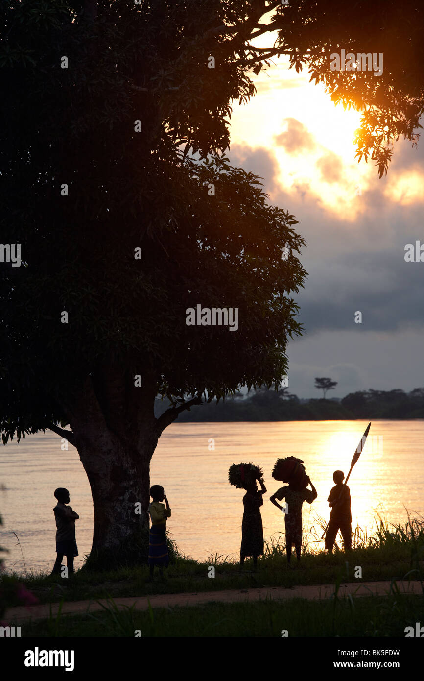 Enfants vus sur les rives du fleuve Congo, République démocratique du Congo, l'Afrique Banque D'Images
