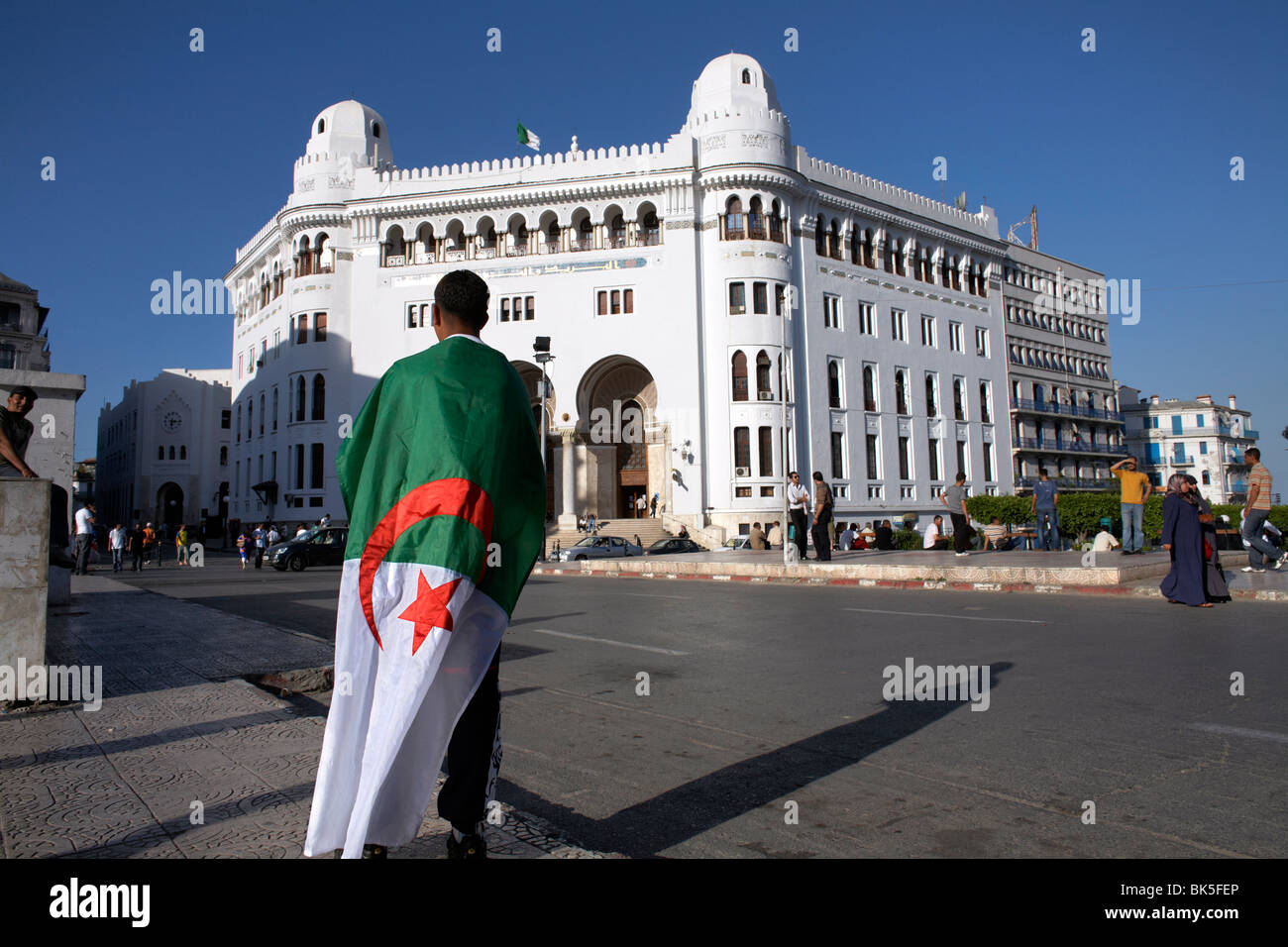 Un homme avec un drapeau algérien se trouve en face de la Grande Poste à Alger, Algérie, Afrique du Nord, Afrique Banque D'Images