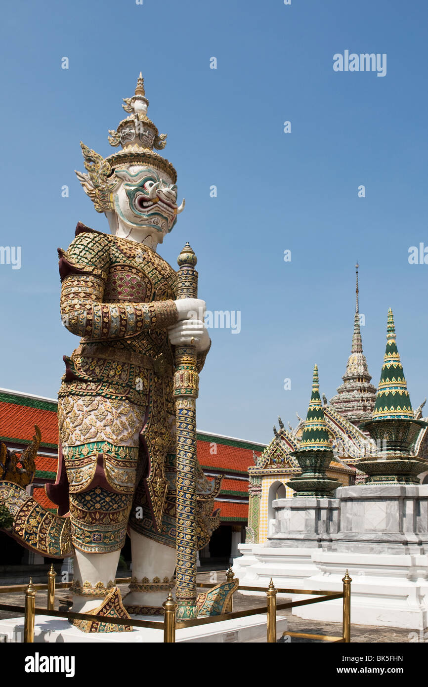 La garde à l'extérieur temple Wat Phra Kaew, dans le Grand Palace, Bangkok, Thaïlande. Banque D'Images La garde à l'extérieur temple Wat Phra Kaew, dans le Grand Palace, Bangkok, Thaïlande. Banque D'Images