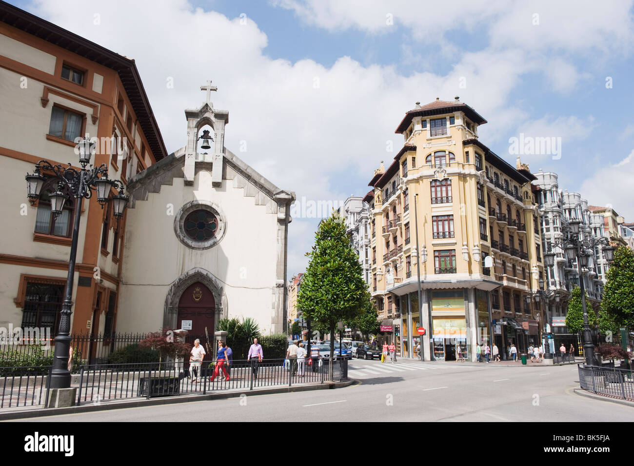 L'église et clocher à Oviedo, Asturias, Espagne, Europe Banque D'Images