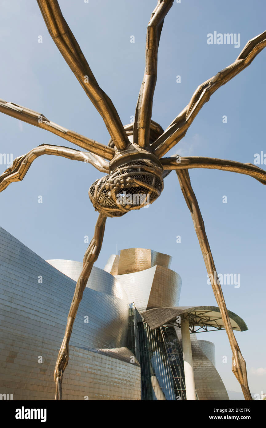 Le Guggenheim, conçu par l'architecte Frank Gehry, et l'Araignée géante sculpture de Louise Bourgeois, Bilbao, Espagne Banque D'Images