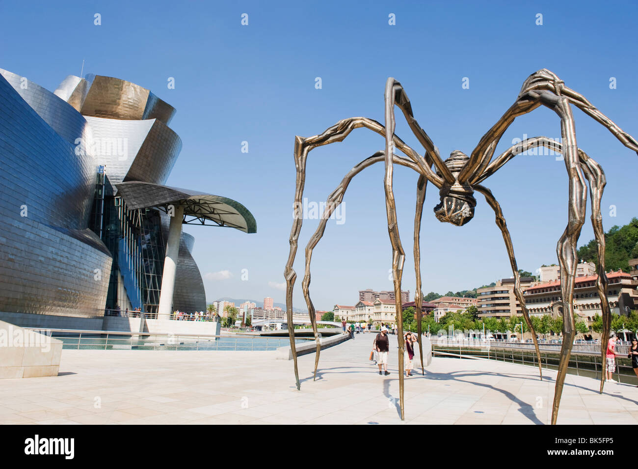 Le Guggenheim, conçu par l'architecte Frank Gehry, et l'Araignée géante sculpture de Louise Bourgeois, Bilbao, Espagne Banque D'Images