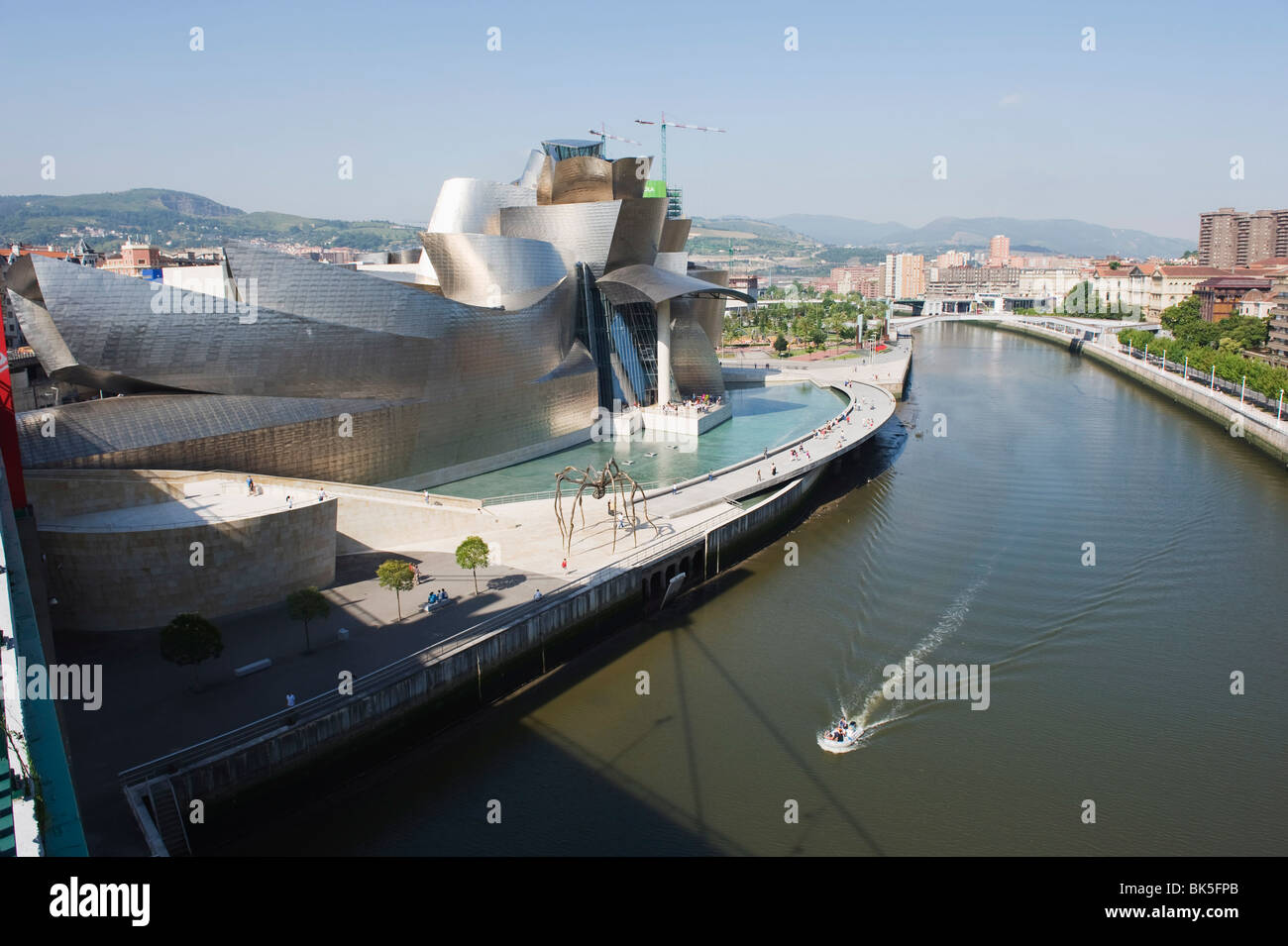 Le Guggenheim, conçu par l'architecte Frank Gehry, canado-américaine sur la rivière Nervion, Bilbao, Pays Basque, Espagne, Europe Banque D'Images