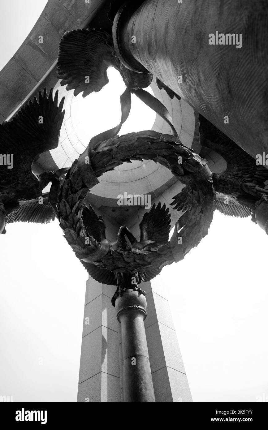 Plus d'entrée de la DEUXIÈME GUERRE MONDIALE, couronne de Memorial à Washington DC en noir et blanc Banque D'Images