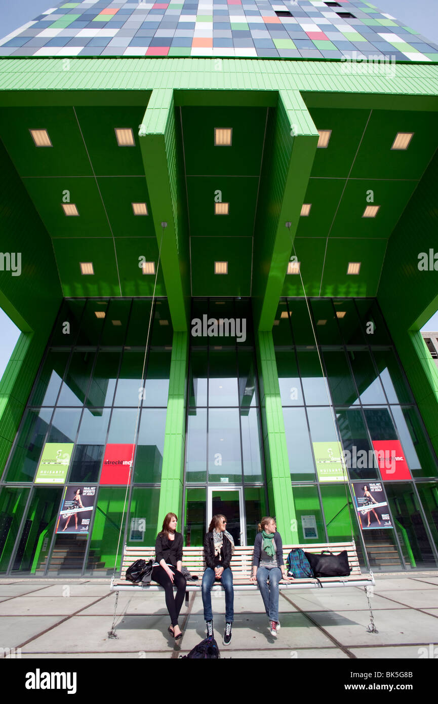 Trois étudiants sur le banc en face d'un bâtiment moderne à l'Université d'Utrecht aux Pays-Bas Banque D'Images