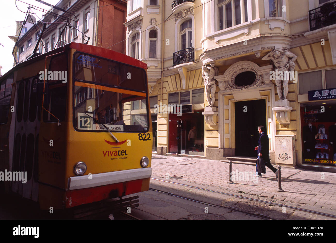 Le tram passe un vieux bâtiment avec une façade richement décorée sous la forme d'historisme. Banque D'Images