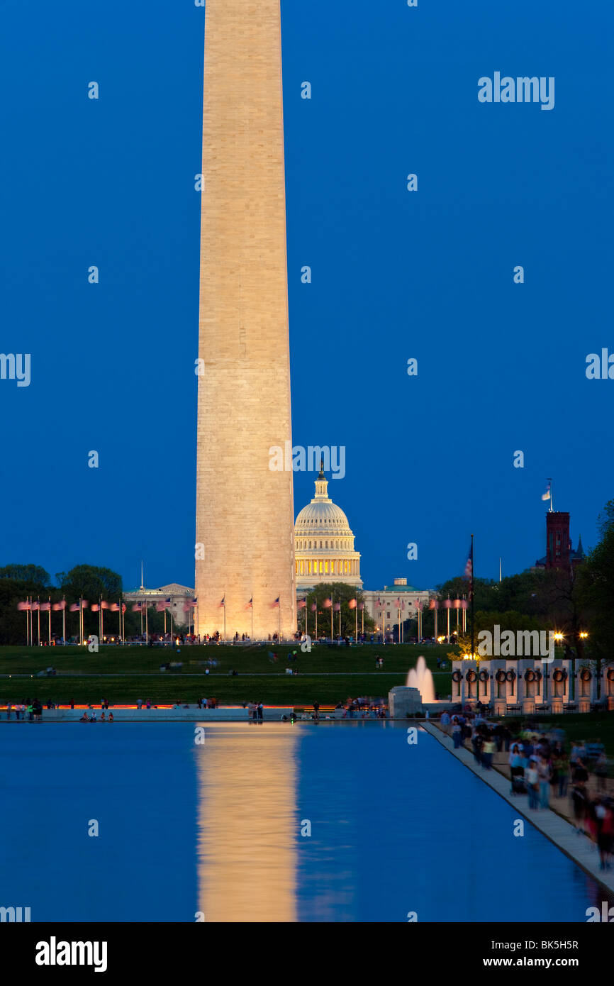 Washington Monument et Capitole, au crépuscule, Washington DC USA Banque D'Images