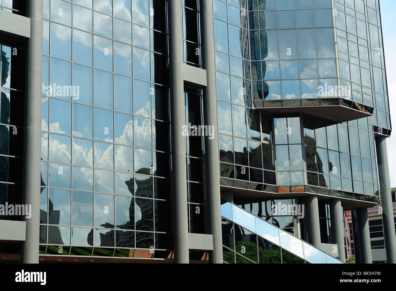 Reflets de lumière sur un bâtiment dans le centre-ville de Fort Worth, Texas Banque D'Images