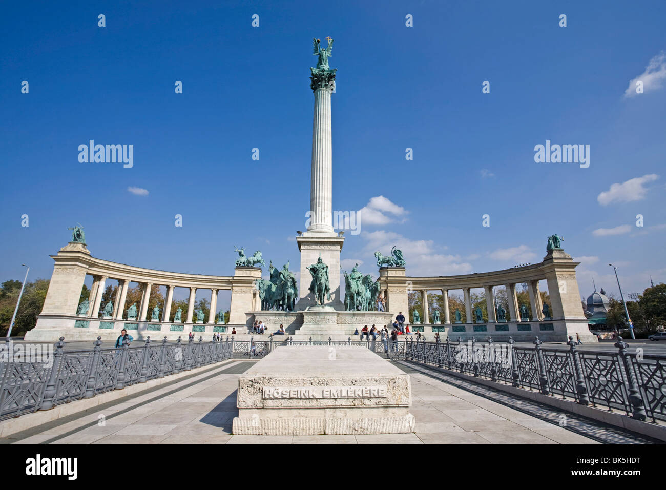 Colonne et Monument du millénaire, la Place des Héros, Budapest ...