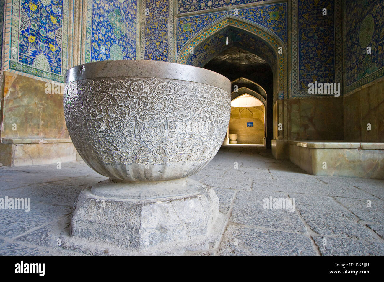 Grand bol en pierre gravée dans la mosquée d'Imam, Ispahan, Iran Banque D'Images