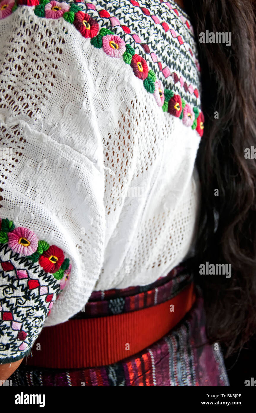Détail d'une tenue traditionnelle d'une femme autochtone Panajachel Guatemala Banque D'Images