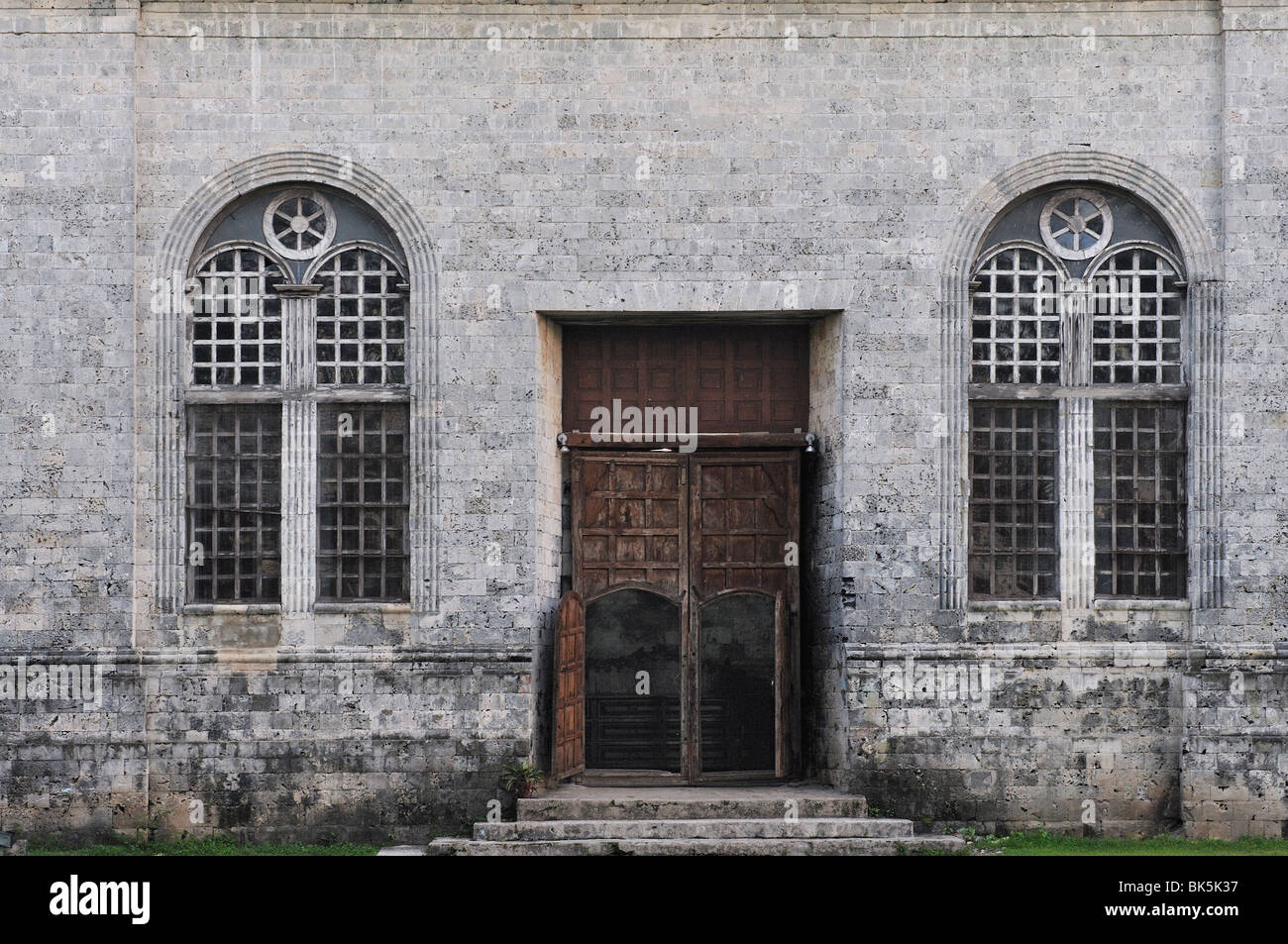 Entrée arrière de l'église de Panglao sur l'île de Panglao, Bohol, Phiilippines, en Asie du Sud-Est, l'Asie Banque D'Images