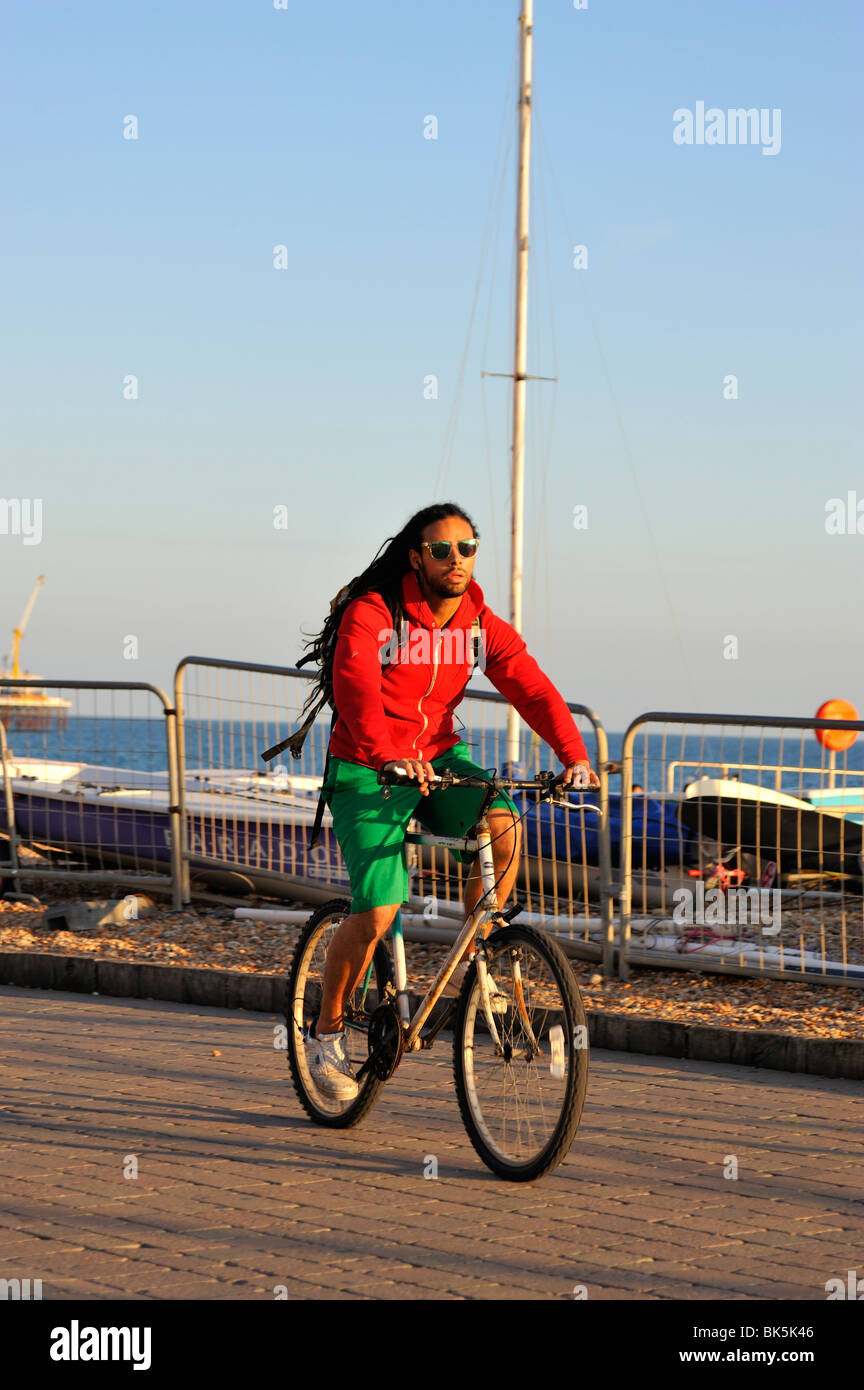 Rasta sur vélo à la plage de Brighton UK Banque D'Images