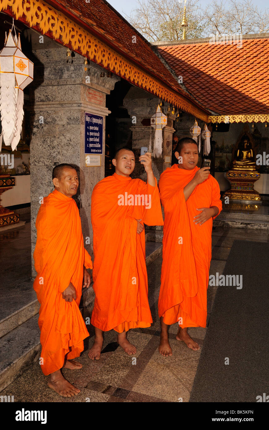 Trois moines bouddhistes en Wat Phrathat Doi Suthep temple, Thaïlande, Asie du Sud-Est Banque D'Images