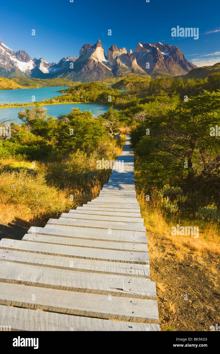 À pied du conseil au Lago Pehoe, Parc National Torres del Paine, Patagonie, Chili Banque D'Images