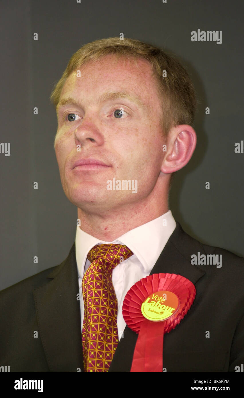 Chris Bryant MP Membre du Parti travailliste du Parlement pour la vallée de Rhondda vote portant rosette du travail Banque D'Images