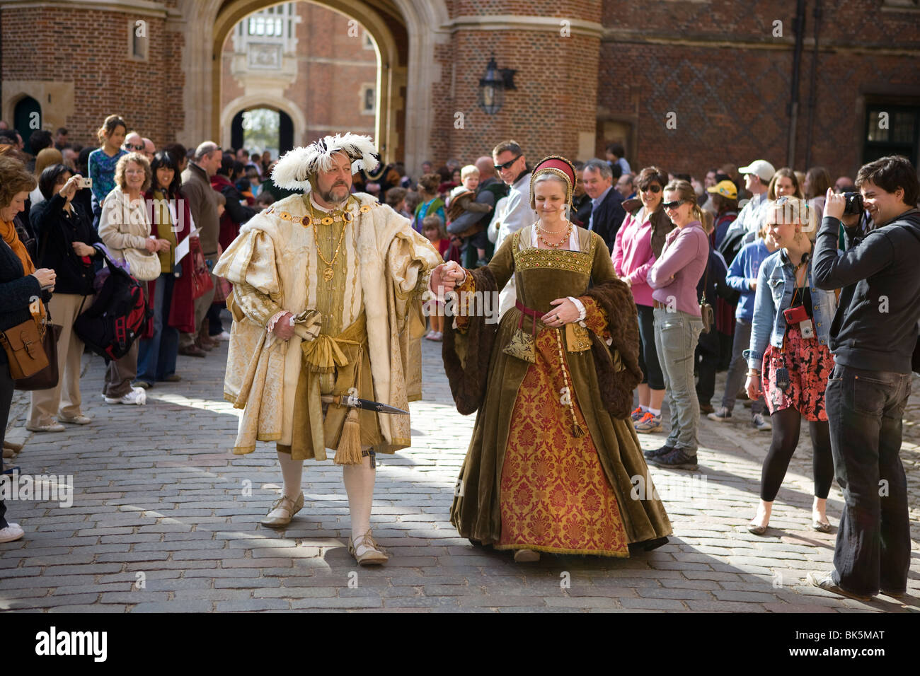 Les Tudors. Acteurs jouer à Hampton Court, en Angleterre. Henry VIII et sa femme. Banque D'Images