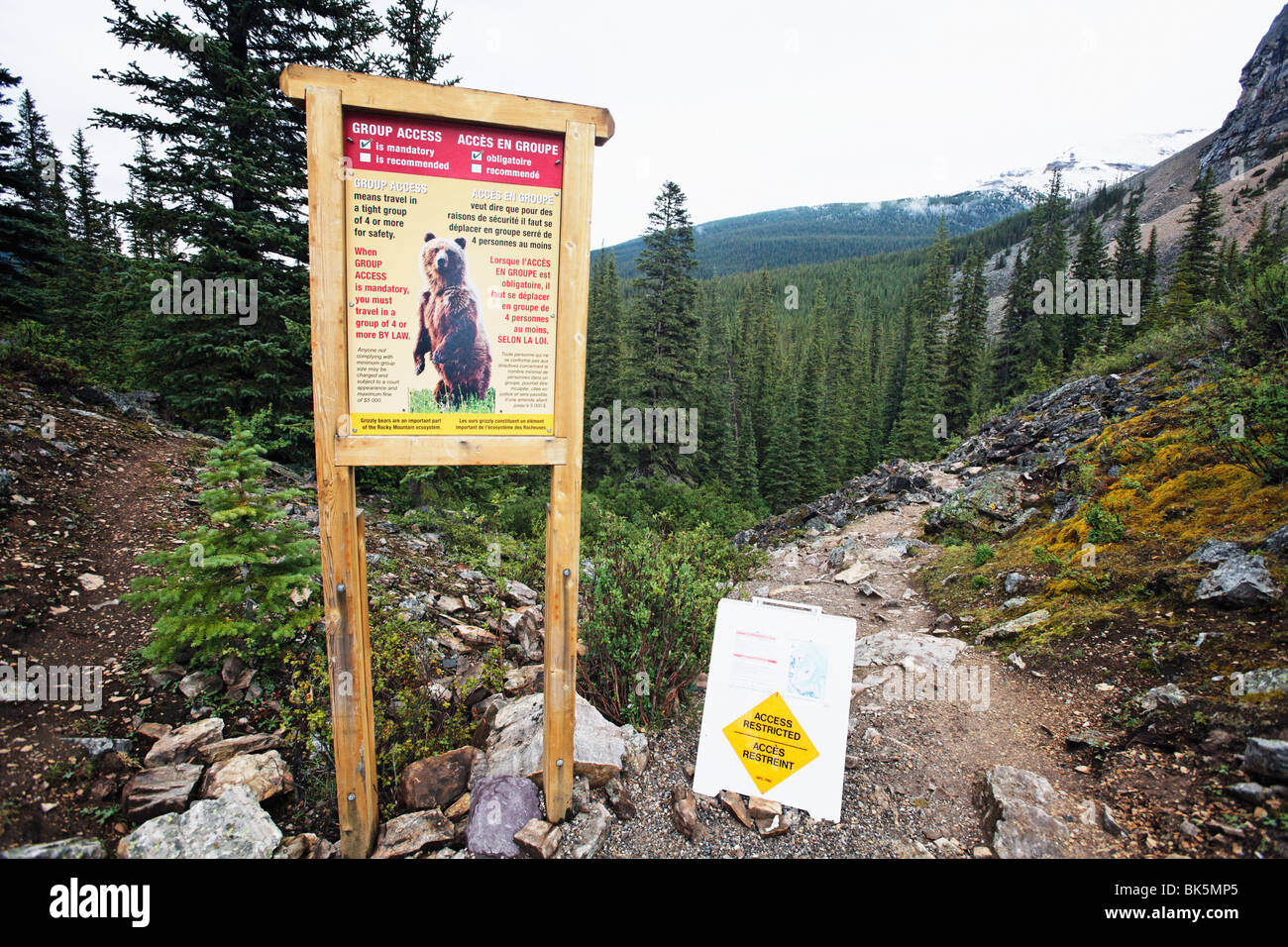 L'accès du groupe sur l'affichage obligatoire d'un sentier de randonnée, le parc national Banff, Alberta, Canada Banque D'Images L'accès du groupe sur l'affichage obligatoire d'un sentier de randonnée, le parc national Banff, Alberta, Canada Banque D'Images