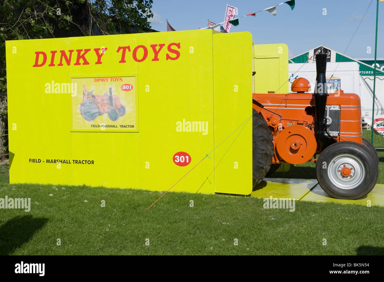 Un tracteur d'époque montrent que sur un processeur en boîte Dinky Toy de l'Grand Yorkshire Show. Banque D'Images