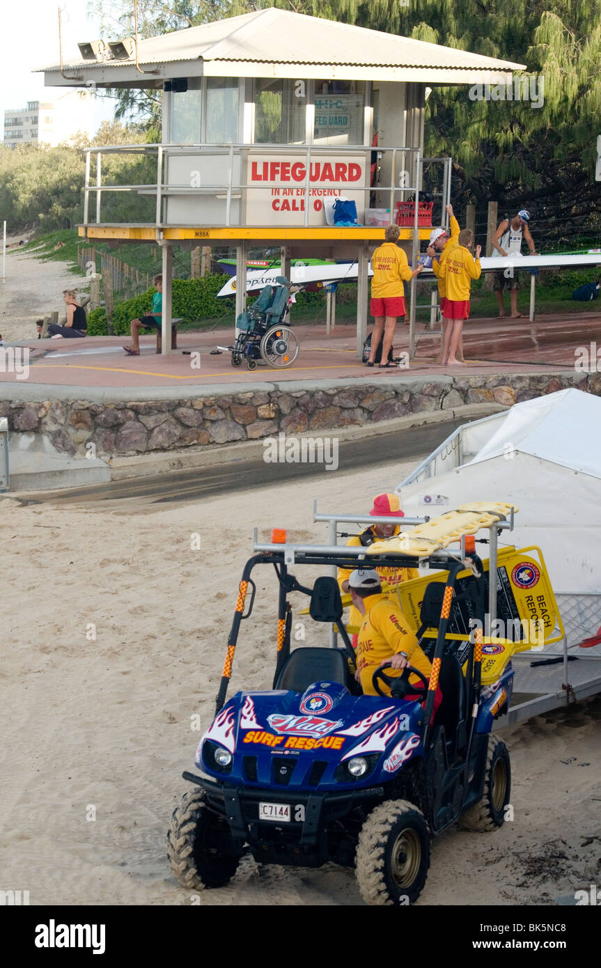 Les sauveteurs bénévoles se préparent à fermer pour la journée à Mooloolaba sur la Sunshine Coast, Queensland, Australie Banque D'Images