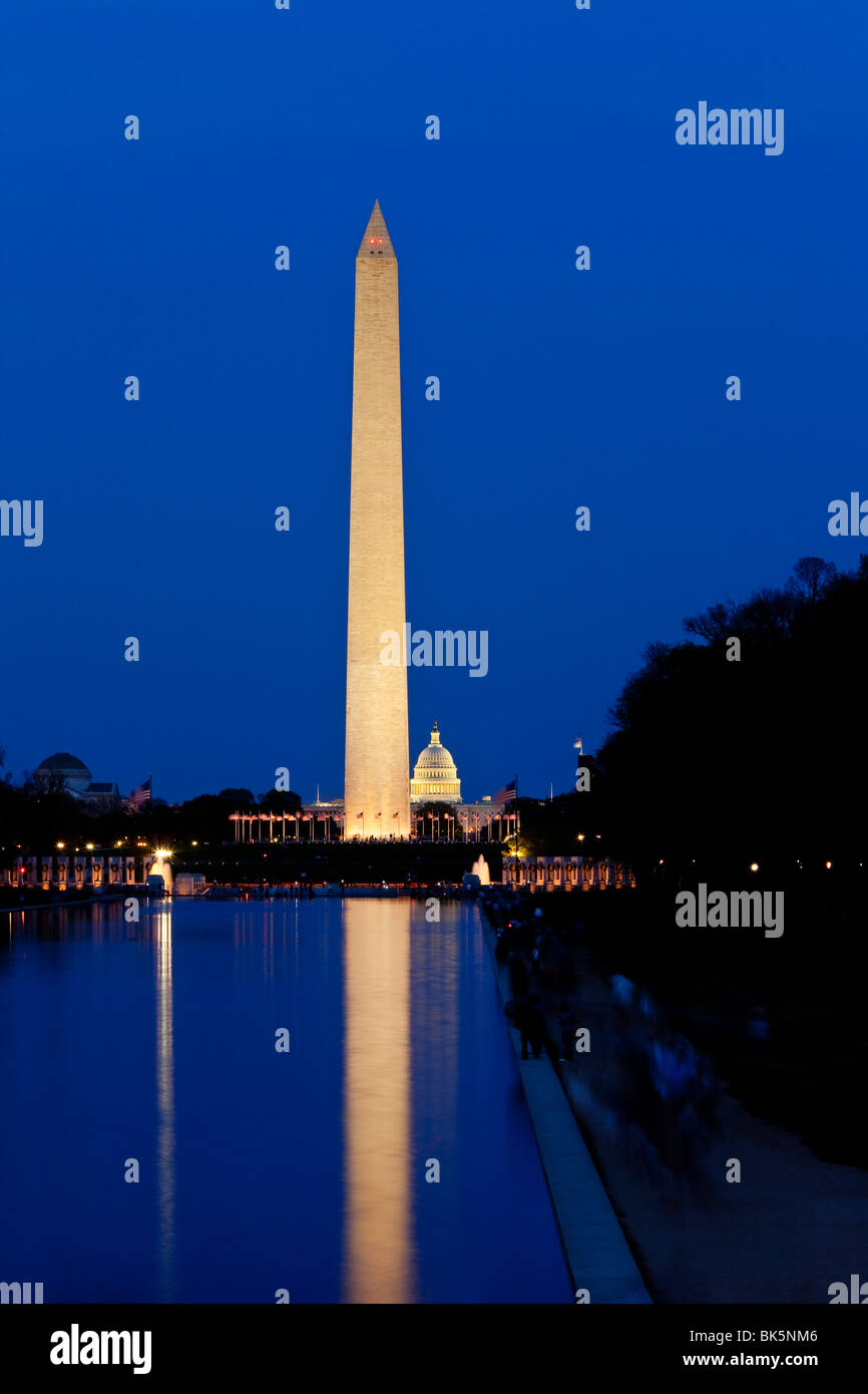 Washington Monument et Capitole, au crépuscule, Washington DC USA Banque D'Images