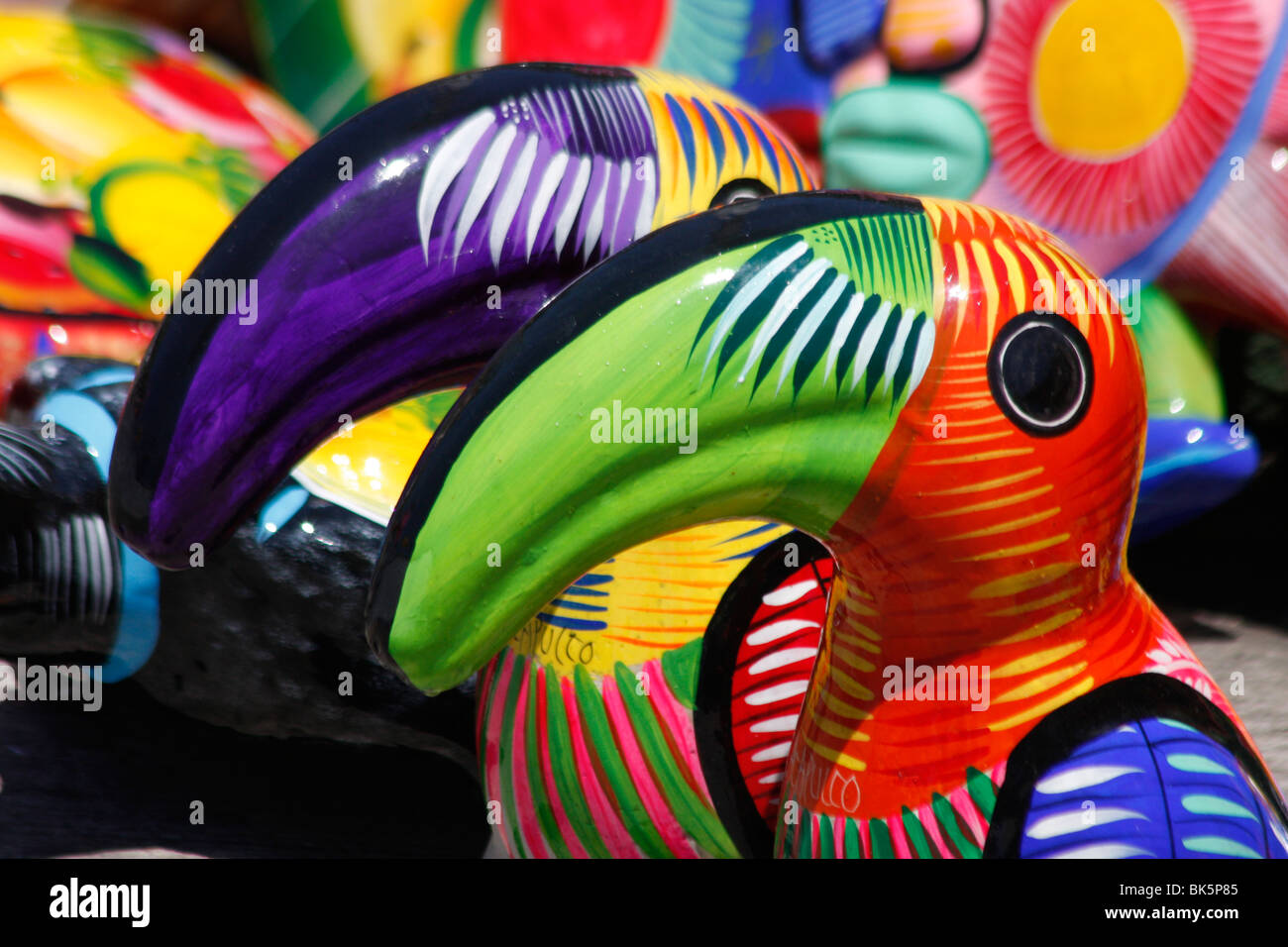 Les oiseaux et les poissons aux couleurs vives de souvenirs pour les touristes à Acapulco, Mexique Banque D'Images